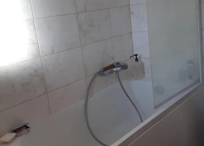 Agreable Dans Maison Avec Un Grand Lit نيم