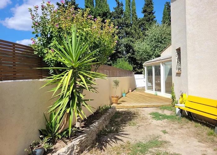 Agreable Dans Maison Avec Un Grand Lit نيم