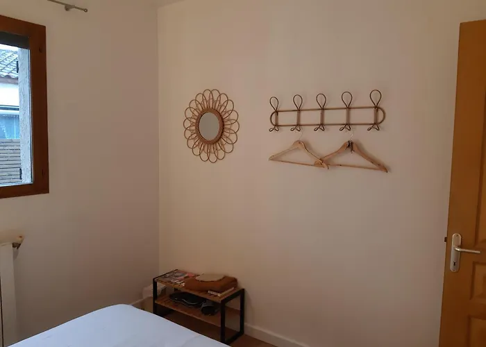 فندق مبيت وإفطار Agreable Dans Maison Avec Un Grand Lit نيم